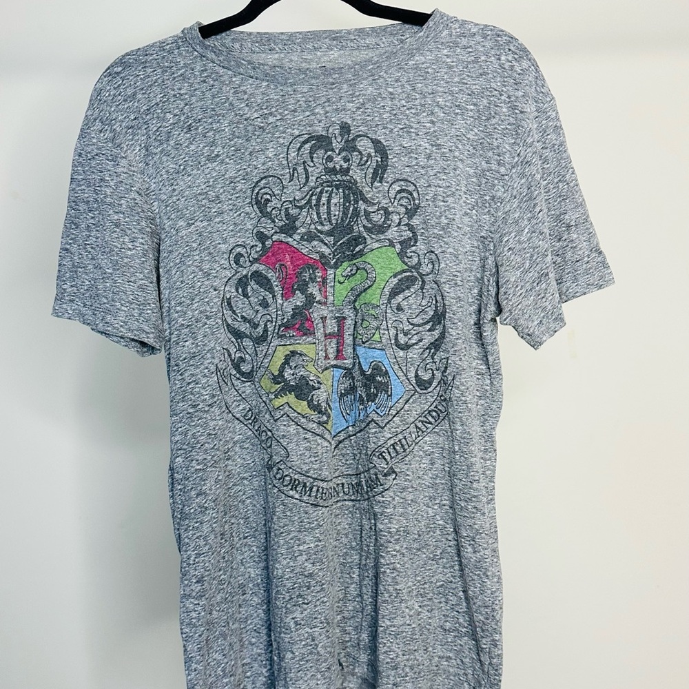 Warner Bros. Gray Hogwarts Crest T-Shirt